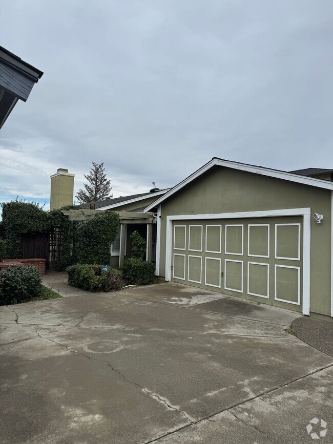 Building Photo - 3 Bed 2 Bath Available NOW!!! 2 Car Garage!!!