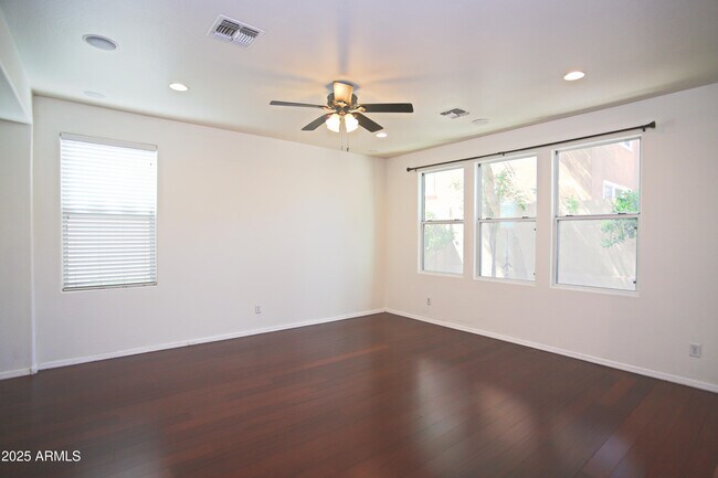 Building Photo - 1090 W Caroline Ln