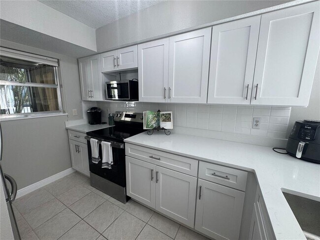 Building Photo - 621 Windrush Bay Dr