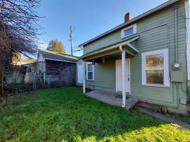 Building Photo - 2 bed 1 bath House Available Now!