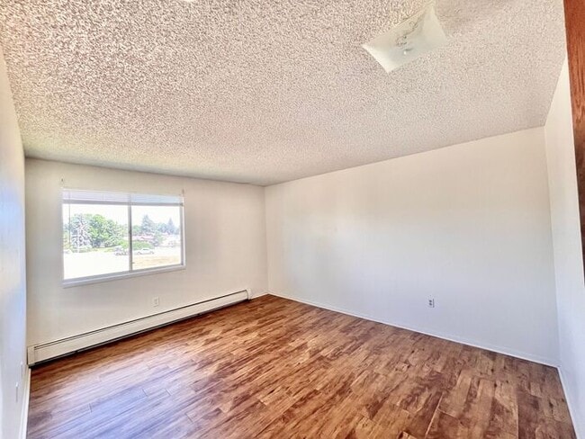 Building Photo - 2 Bed, 1 Bath Apartment!!