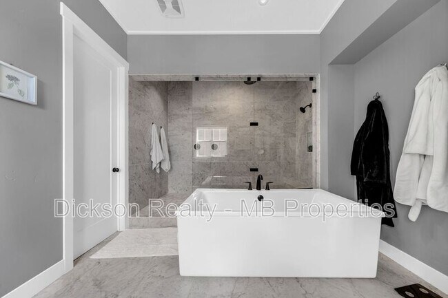 Building Photo - 6120 Triple Crown Dr