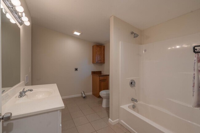Building Photo - 2 bed and 2 bath house with garage and par...