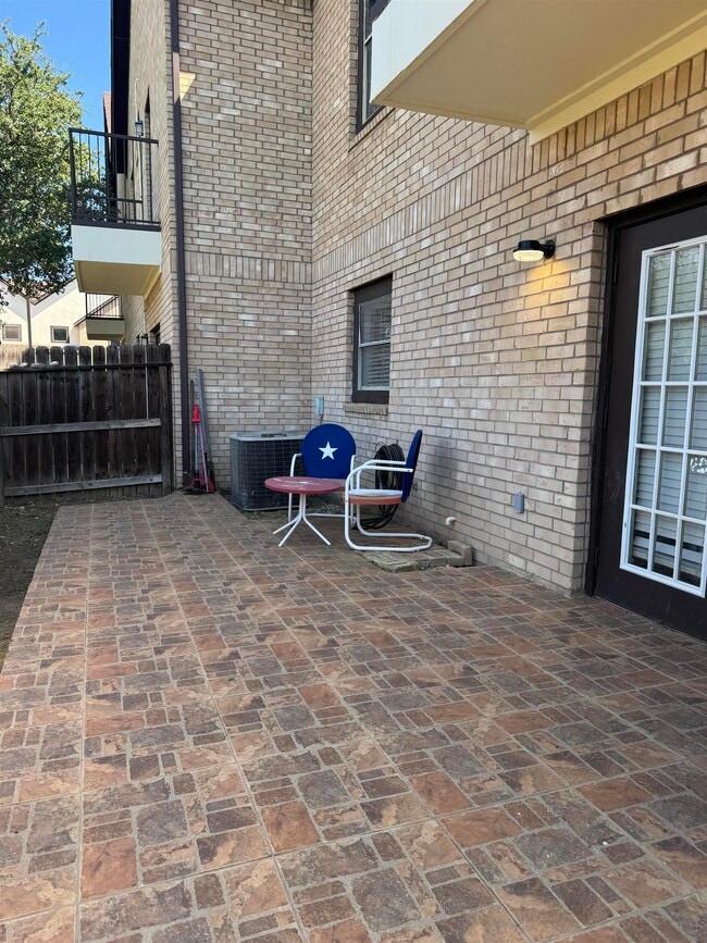 Building Photo - 2445 Monarch Dr
