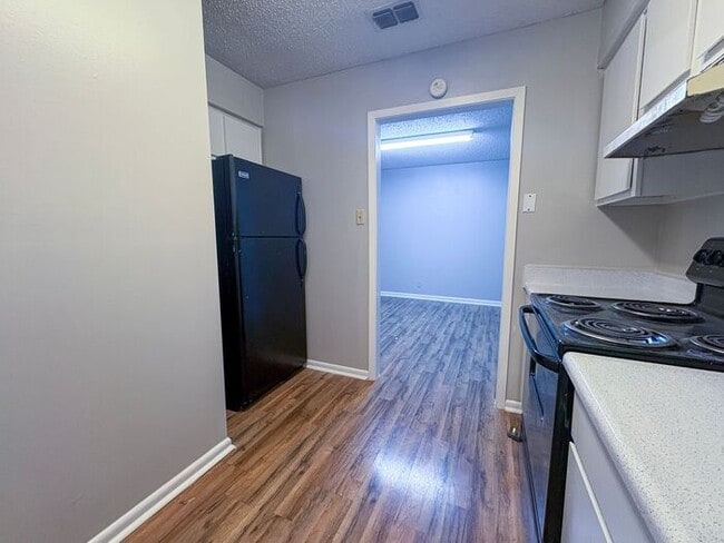 Building Photo - 3 Bedroom 2 Bath *Upstairs* Apartment in S...