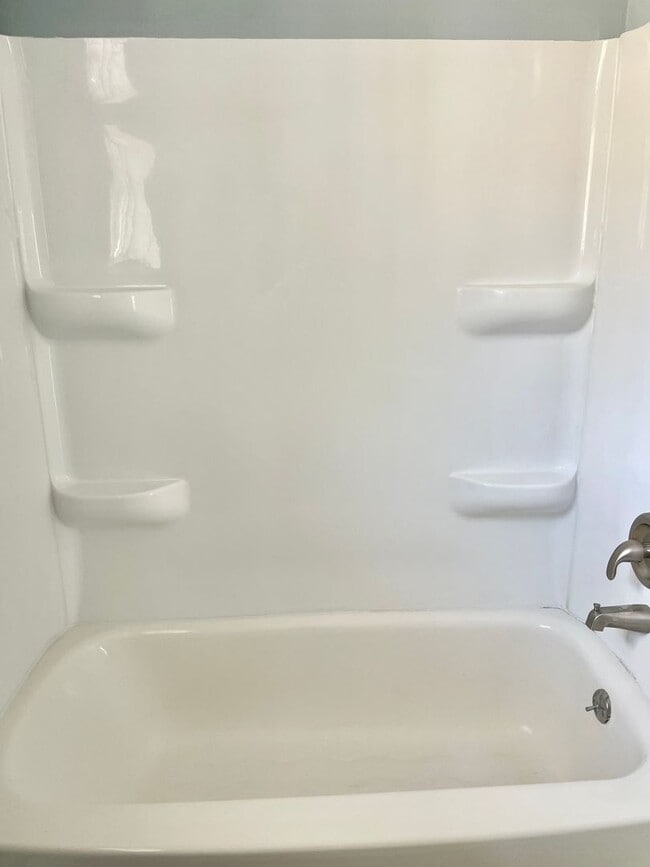 Building Photo - 2 Bedroom 1 Bath Duplex - South Fargo