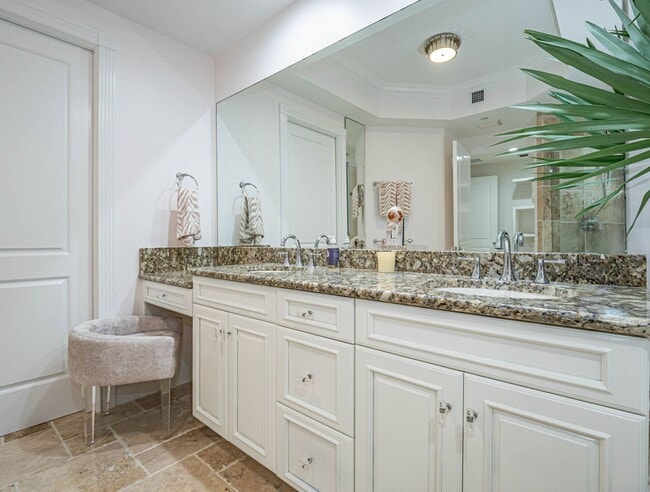 Building Photo - 801 N Swim Club Dr