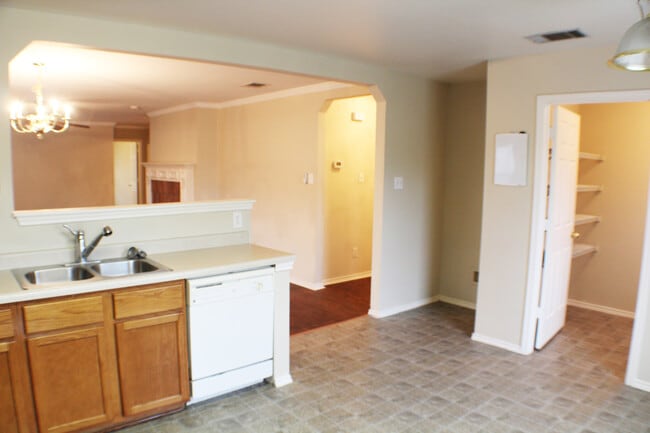 Building Photo - Great One story home in Enclave and Willow...