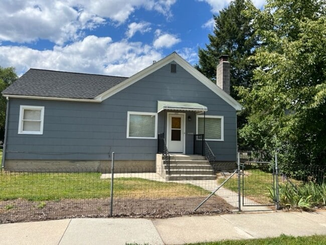 Building Photo - Centrally Located 2 Bed With Washer/Dryer Hookups