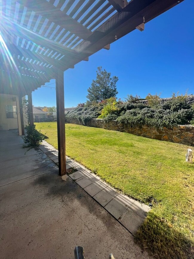Building Photo - Beautiful 3 Bedroom/2.5 Bathroom Home Loca...