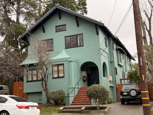 Building Photo - Great location and is just off the main St...