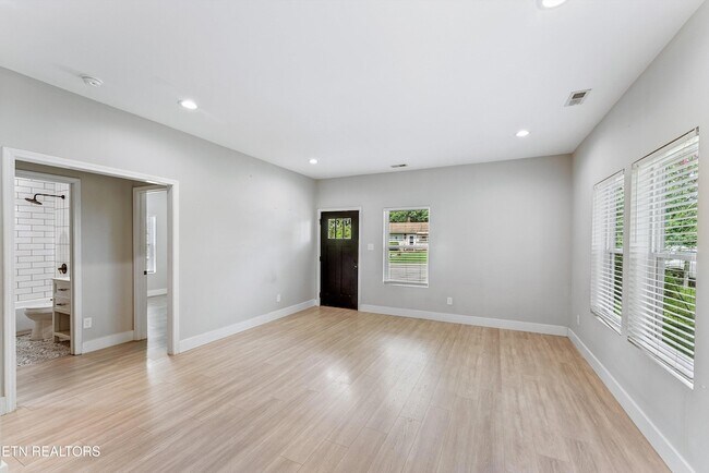 Building Photo - 5004 Knoxwood Dr