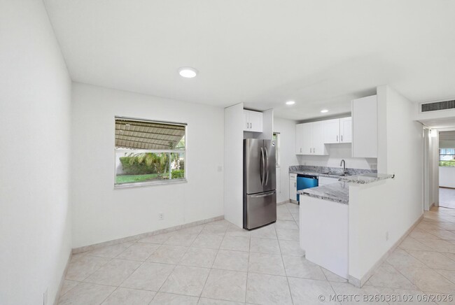 Building Photo - 28 Seville Dr
