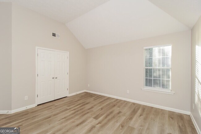 Building Photo - 550 Gardinia Dr