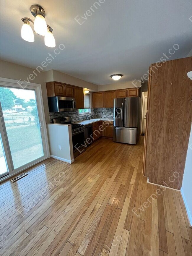 Building Photo - Charming 3 bedroom in Madison Heights / Pe...