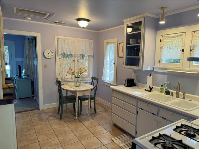 Building Photo - Private 1 bedroom home with pool and hot tub