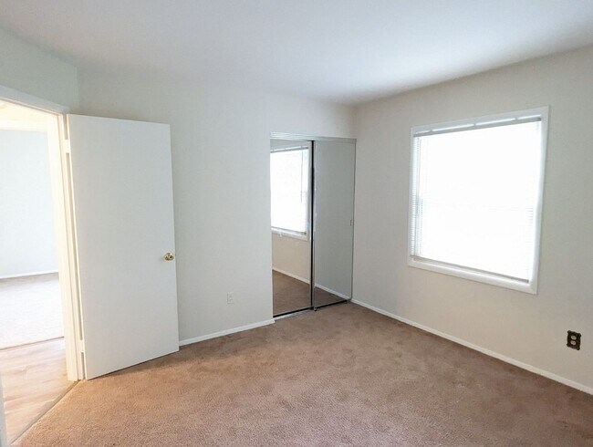 Building Photo - Split foyer SFH in established neighborhoo...