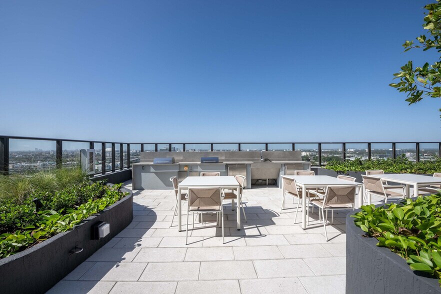 Building Photo - 23 NE 17th Ter