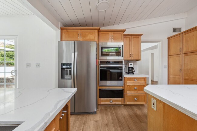 Building Photo - 4950 Dunman Ave