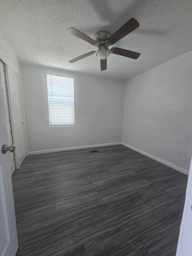 Building Photo - 3 Br 1 Ba available Now