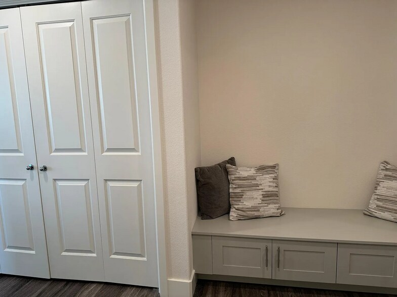 Building Photo - 5925 Charlotte Dr