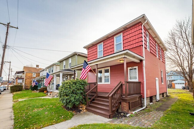 Building Photo - Stunning 3 bedroom home in Ambridge available August 1!