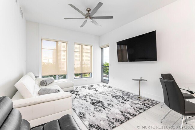 Building Photo - 155 E Boca Raton Rd