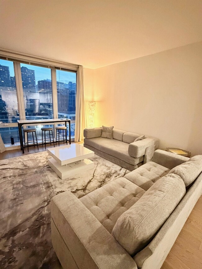 Building Photo - 25 Park Ln S