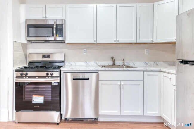 Building Photo - 152 Oak St