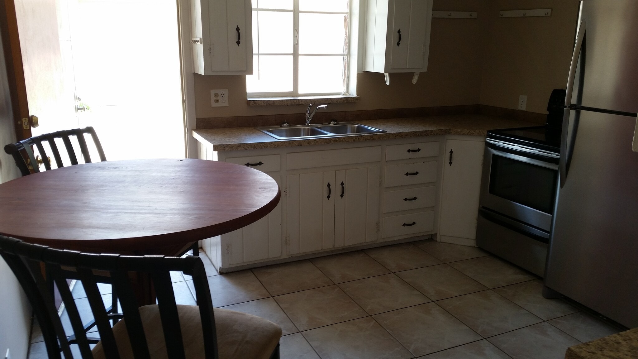 Eat-in kitchen - 528 N Olsen Ave