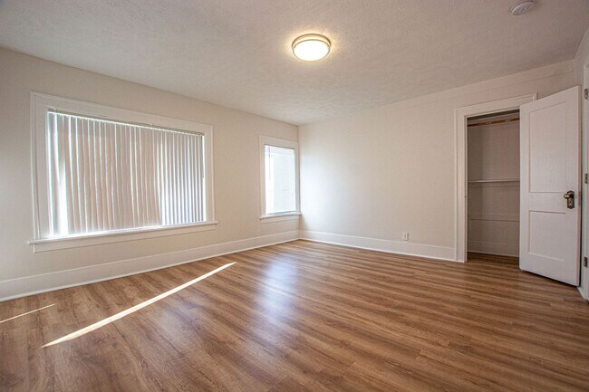 Building Photo - 3 Bedroom Duplex near downtown Omaha