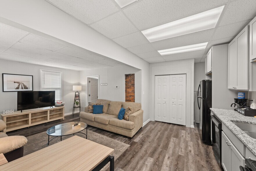 Building Photo - 1326 W 69th St