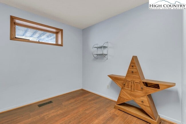 Building Photo - 483 NC-105 Extension