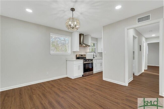 Building Photo - 206 Seminole St