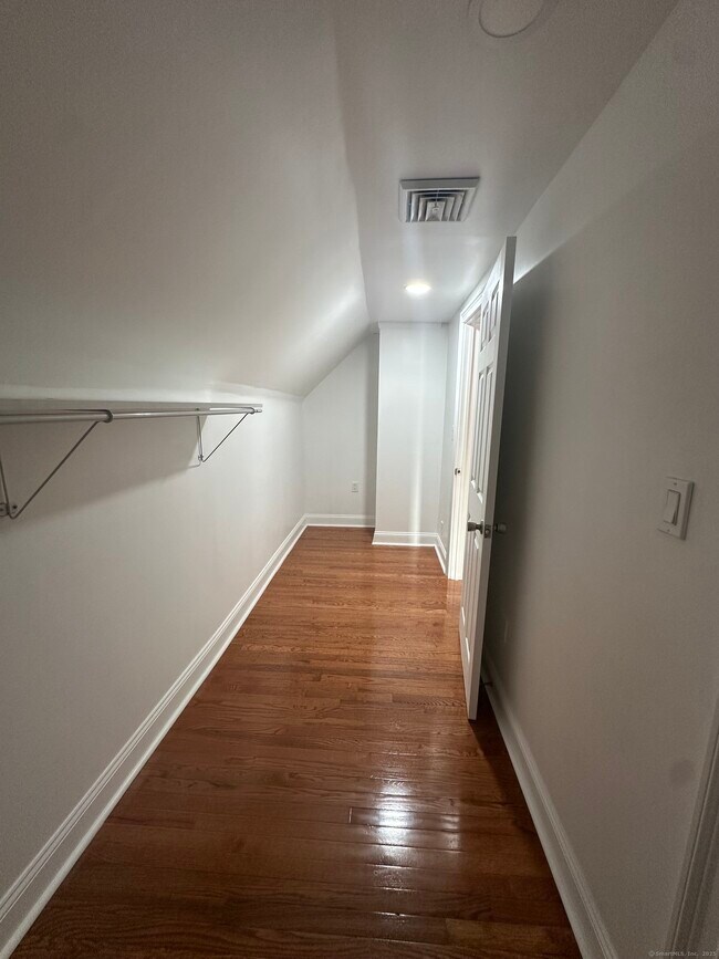 Building Photo - 8 Barnum Ct