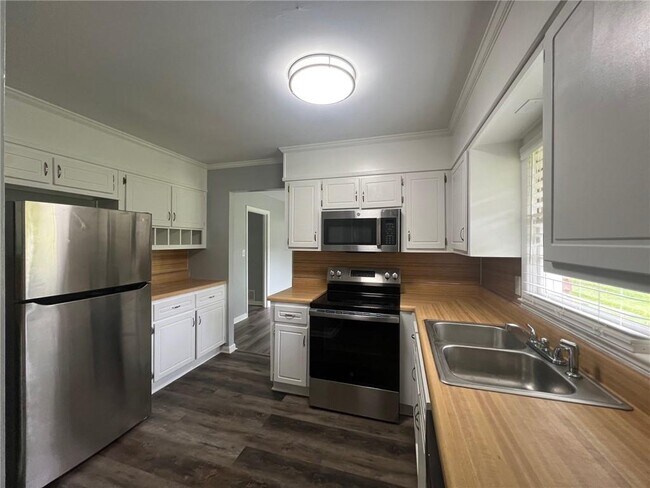 Building Photo - 1128 Lanier Dr