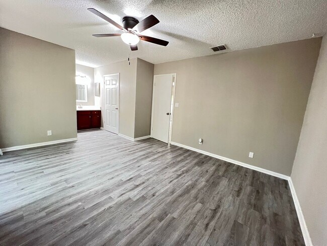 Building Photo - Renovated 1BR/1BA Ortega Farms Apartment