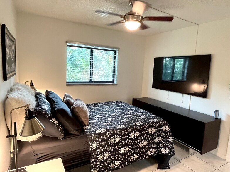 Building Photo - 2907 NE 8th Ter