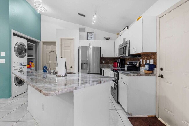 Building Photo - Updated 3BR Home with Fenced Backyard & Great Kitchen