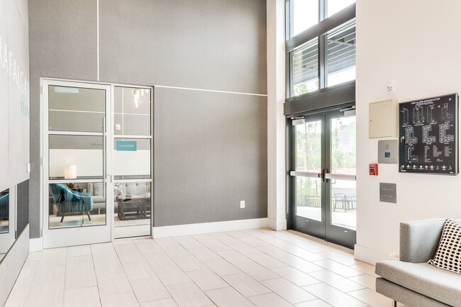 Building Photo - 1 bedroom 1 bathroom condo available immed...