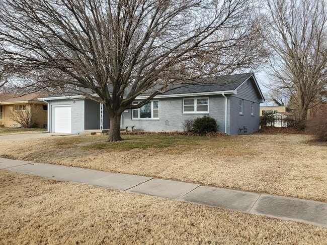 Building Photo - Like New 3 bedroom 1.5 bath  Ranch Near Kellogg and Rock