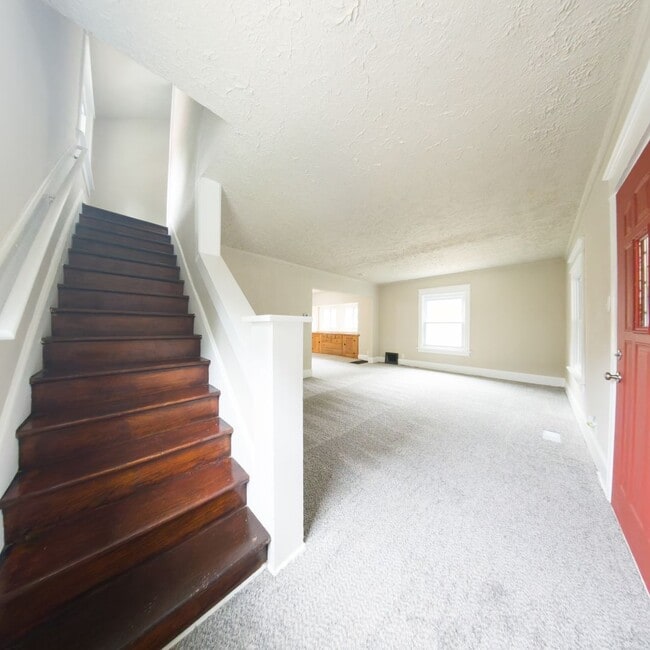Building Photo - 1200 Sqft. 2 Bedroom 1 Bath
