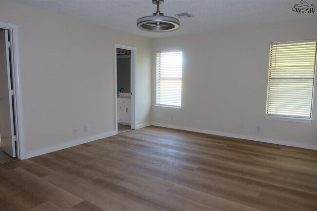 Building Photo - 5030 Edgecliff Dr
