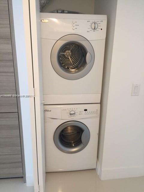 Building Photo - 1300 Brickell Bay Dr