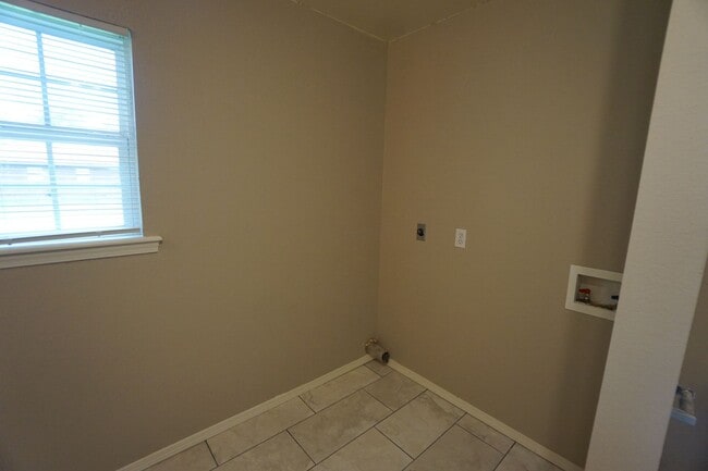 Building Photo - 3 Bed 2 Bath Total Electric House