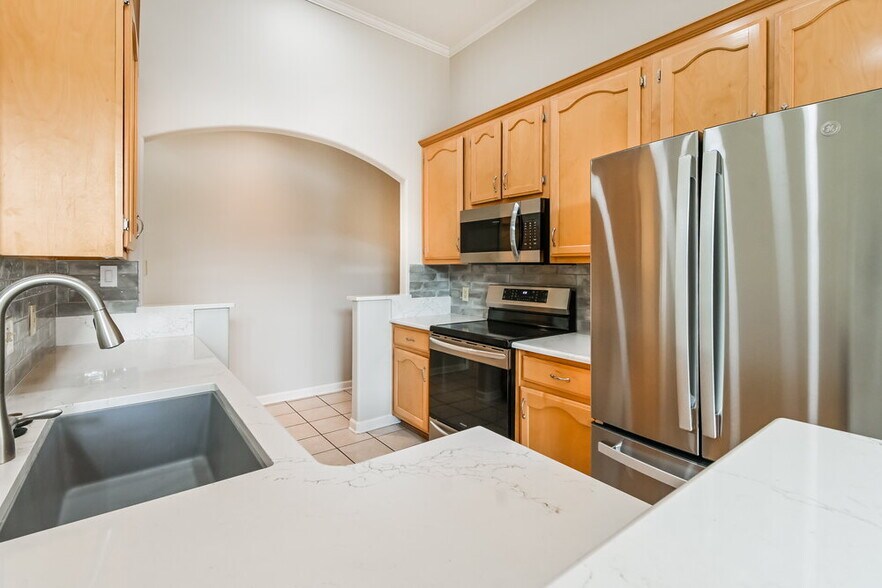 Building Photo - 95 Fairoaks Dr