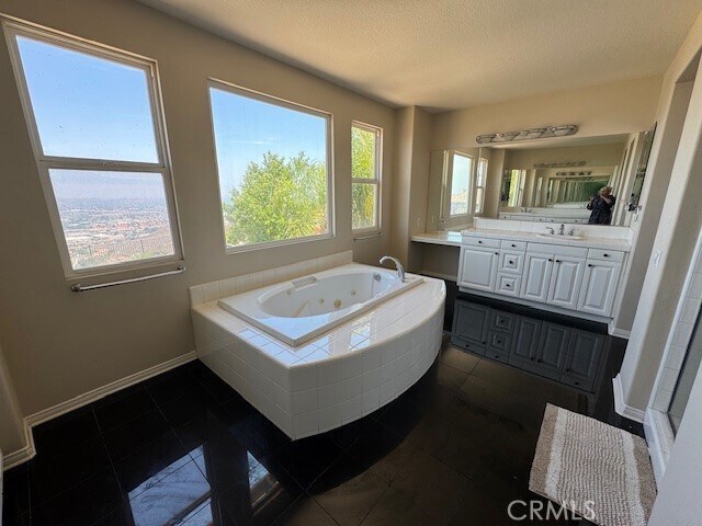 Building Photo - 16034 Skyridge Dr