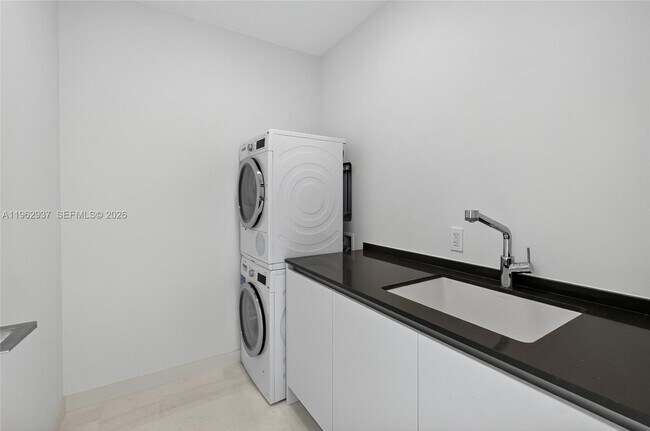 Building Photo - 300 Biscayne Blvd Way