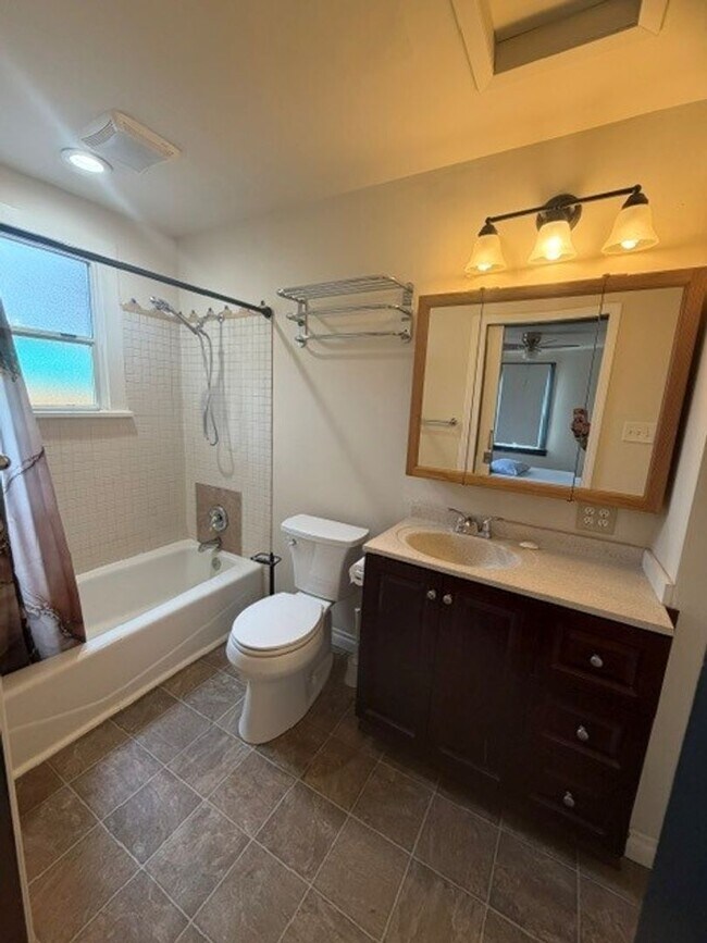 Building Photo - Cute and Cozy Newly Remodeled