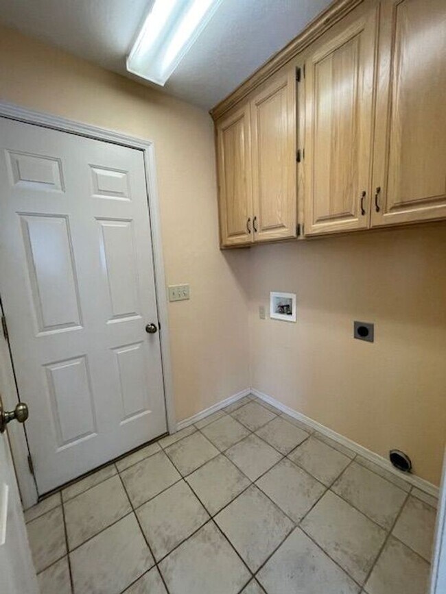 Building Photo - 4 Bedroom Home in SE Springfield!